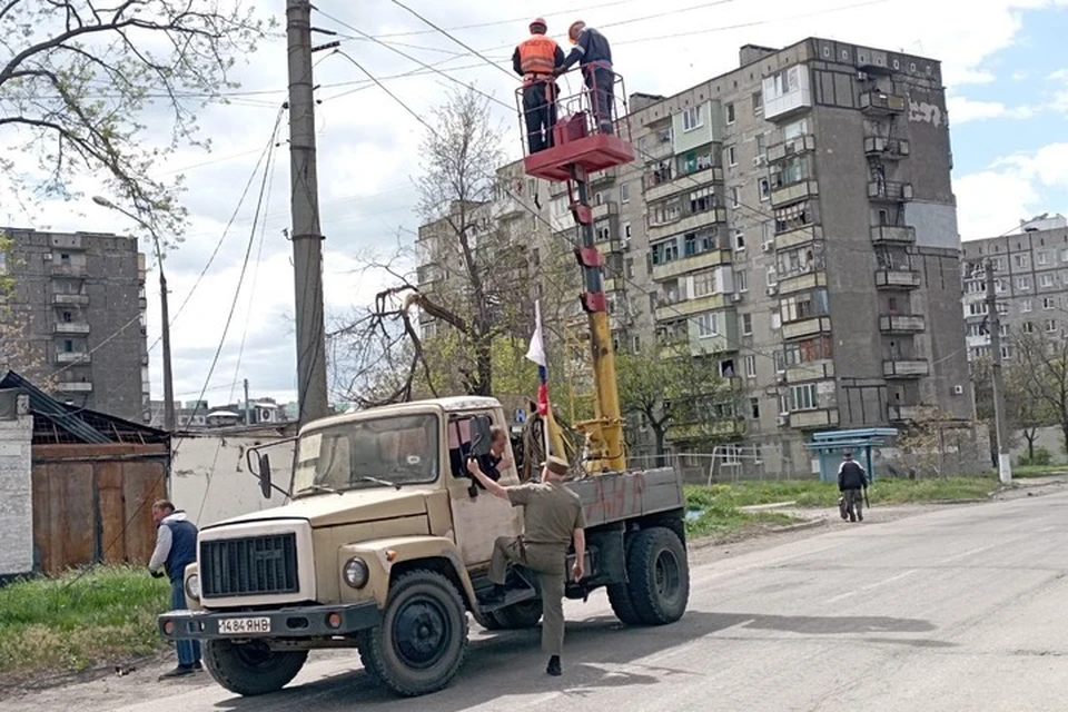 Сотрудники РЭС возвращают электричество в дома с риском для жизни