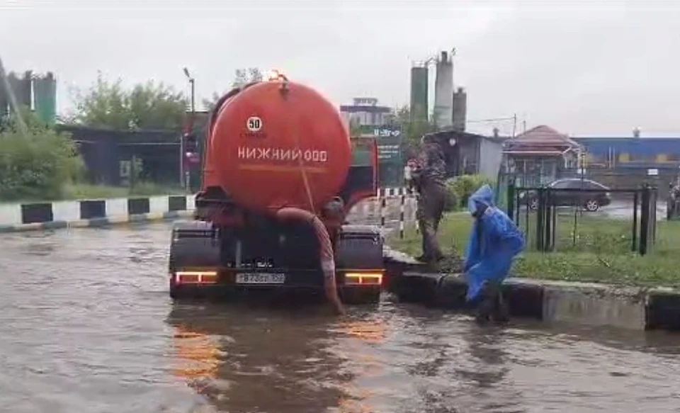 Воду с дорог Нижнего Новгорода откачивают круглосуточно.