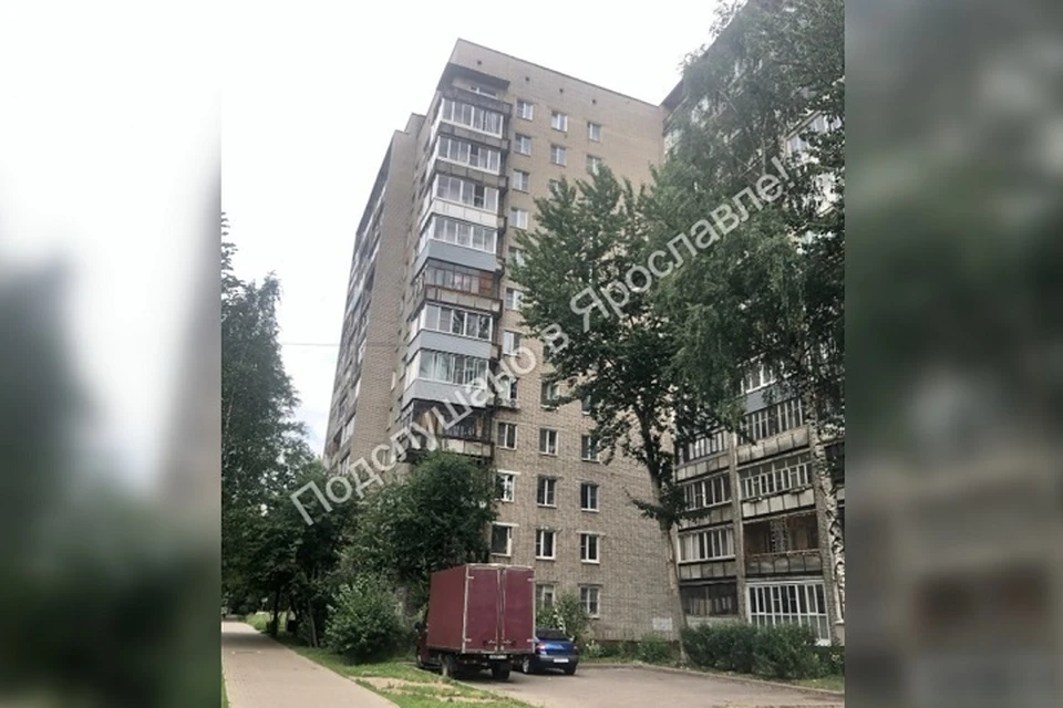 Неизвестные сбрасывают с многоэтажки в Ярославле "бомбочки" с водой. ФОТО: группа "Подслушано в Ярославле" ВКонтакте