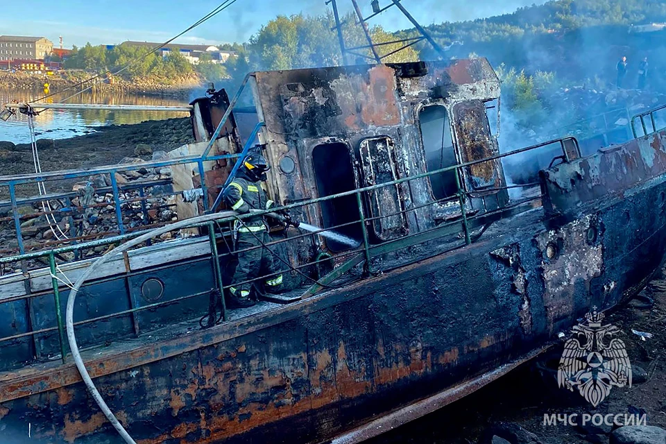 В Мурманске в микрорайоне Три ручья вечером 10 июля загорелось заброшенное судно. Фото: vk.com/mchs_murmansk