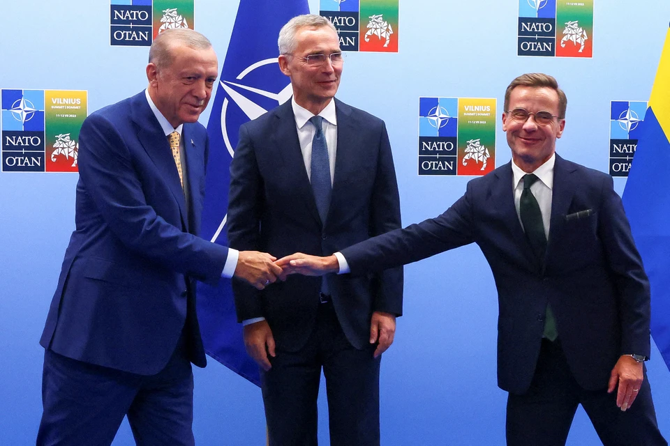 Рукопожатие президента Турции Реджепа Эрдогана и премьер-министра Швеции Ульфа Кристерссона перед началом саммита НАТО в Вильнюсе.