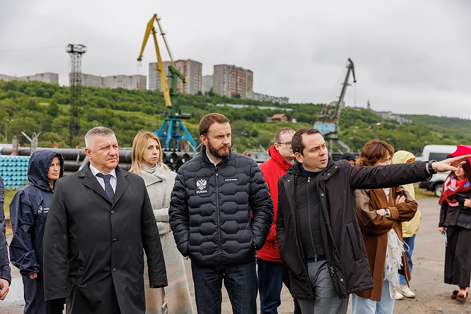 Максим Орешкин и Андрей Чибис посетили торговый и рыбный порты. Фото: Александр Алексеев