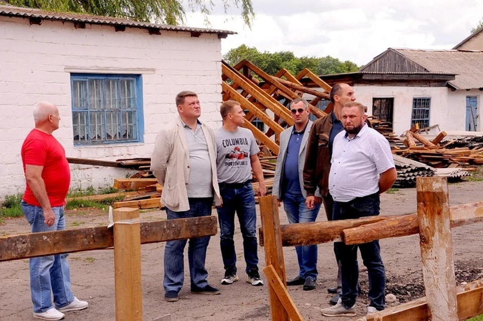 Строители из Красноярского края восстанавливают объекты в Свердловске. Фото - администрация Свердловска и Свердловского района