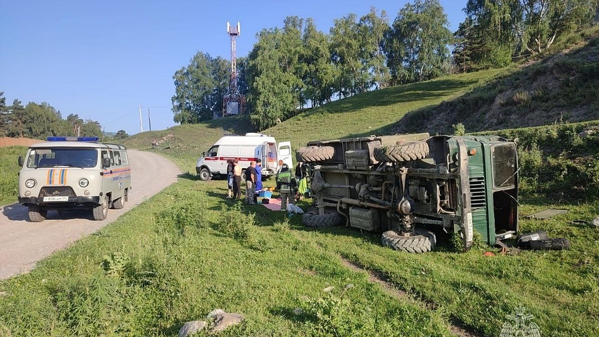 На Алтае по пути на Каракольские озера перевернулся грузовик с 14 туристами  - KP.RU