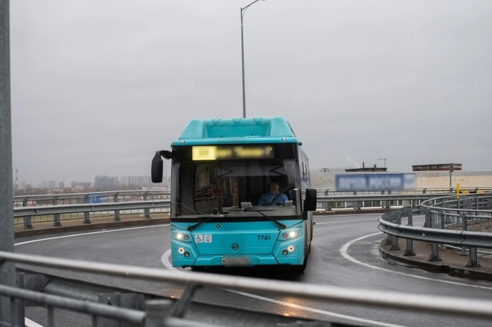 В момент аварии в салоне автобуса находились 18 человек.