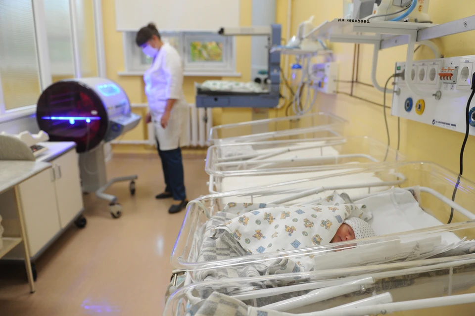 Первенцами в семьях стали 272 новорожденных