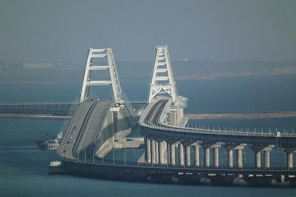 ТАСС: Движение поездов по Крымскому мосту временно приостановлено