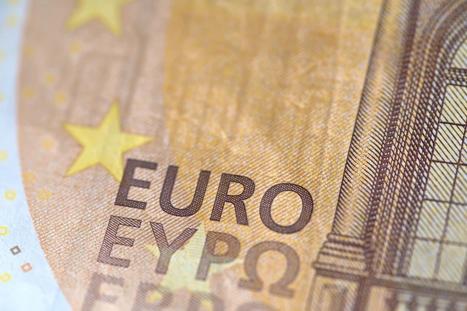 Курс евро превысил 102 рубля впервые с 6 июля 2023 года
