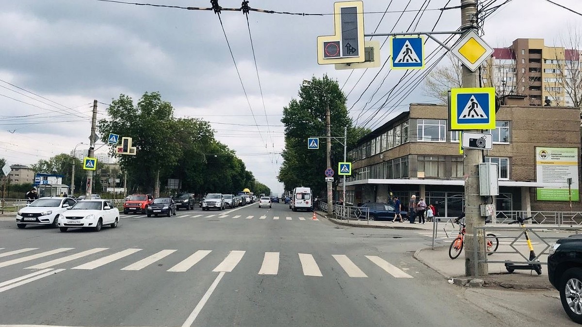 В Самаре на Антонова-Овсеенко иномарка сбила подростка на самокате и  вылетела на тротуар - KP.RU