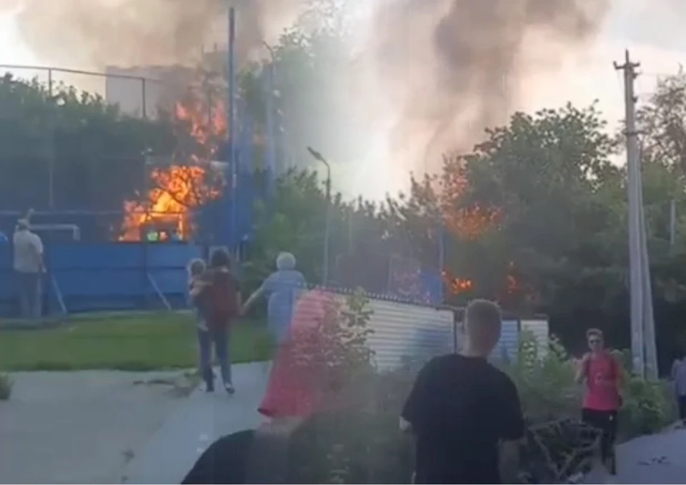 Пожарные тушат постройку из бревен. Фото: стоп-кадры видео АСТ-54.