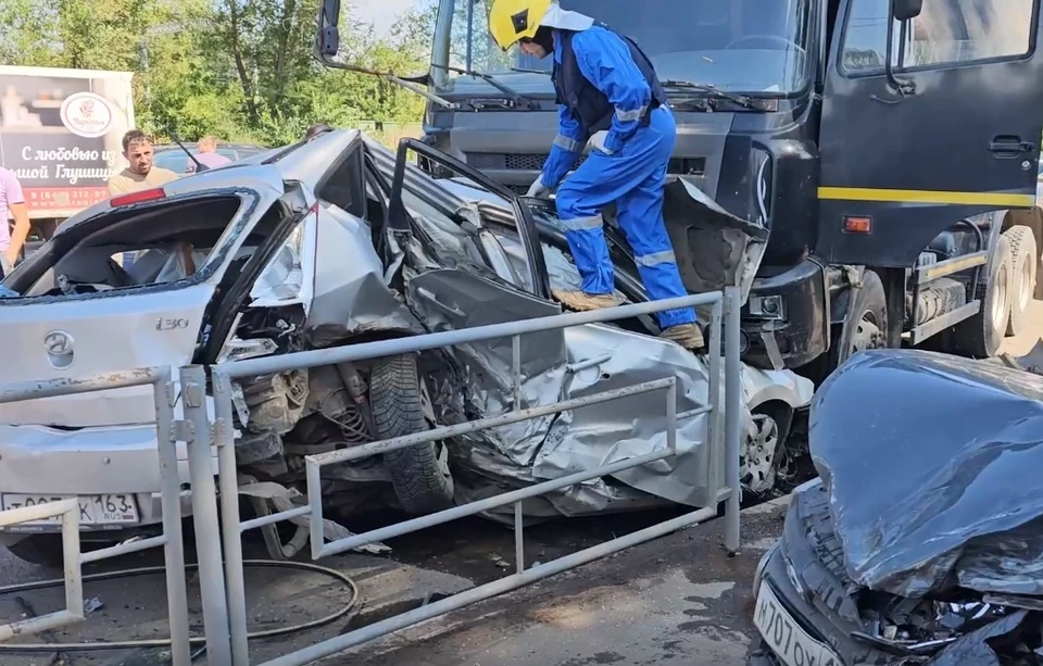 Чтобы достать водителя из покореженной машины, понадобилась помощь спасателей