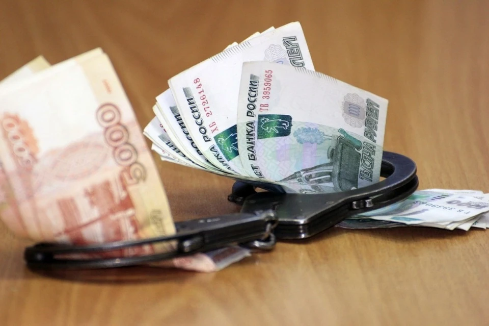 Преподаватель не рассказывала другим сотрудникам о своей деятельности и не собиралась выполнять условия сделки с учениками.