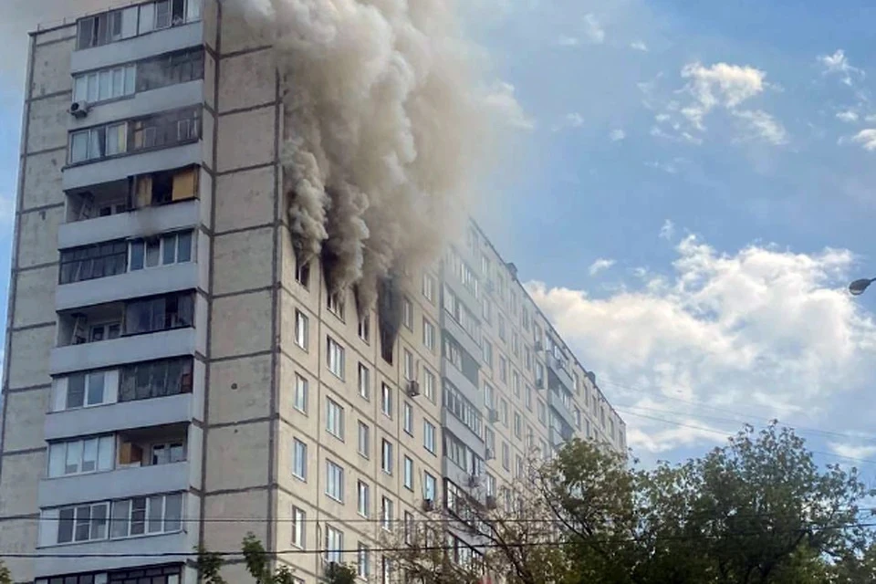 Фото пожарные спасают людей