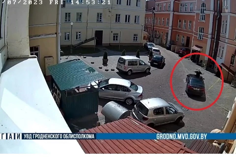 Девушка прокатилась на крыше BMW. Фото: стоп-кадр | видео ГАИ УВД Гродненского облисполкома.