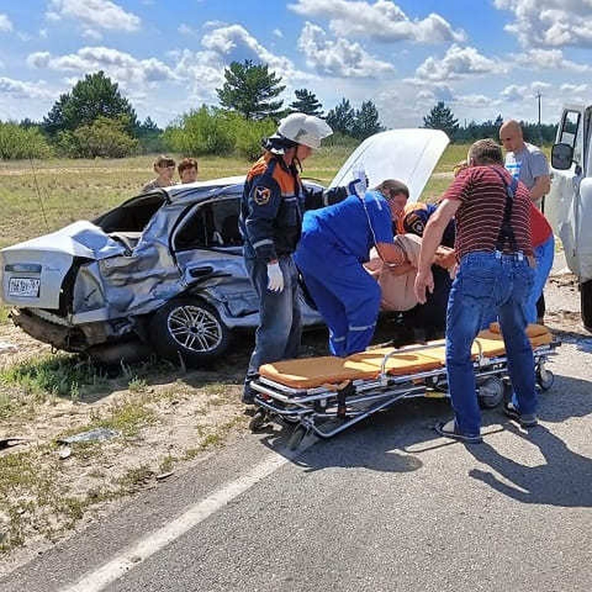 В Ростовской области спасли двоих зажатых в машине участников ДТП - KP.RU