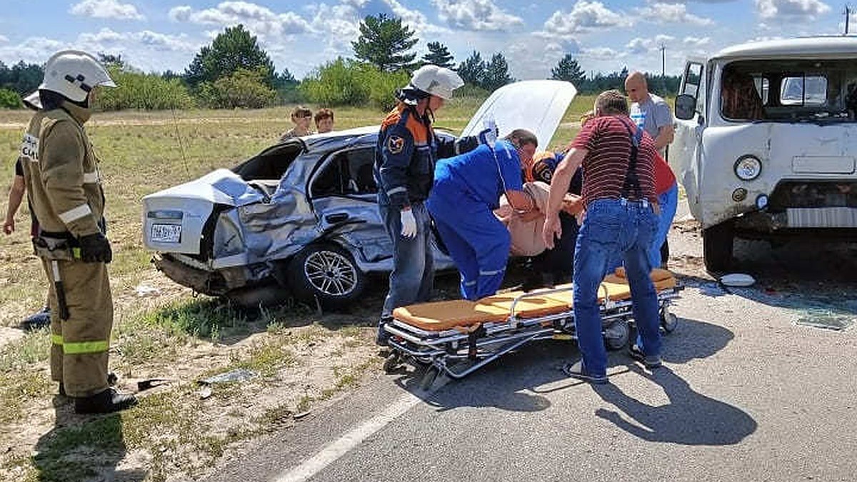 В Ростовской области спасли двоих зажатых в машине участников ДТП - KP.RU