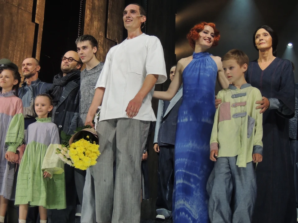 В «Маяковском» занята команда пластичных, поющих и лихо танцующих молодых артистов «Ленкома»