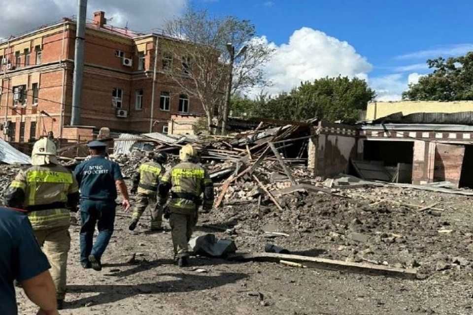 В Таганроге обломки снаряда повредили здания, пострадали 15 человек. Фото: телеграм-канал губернатора Василия Голубева