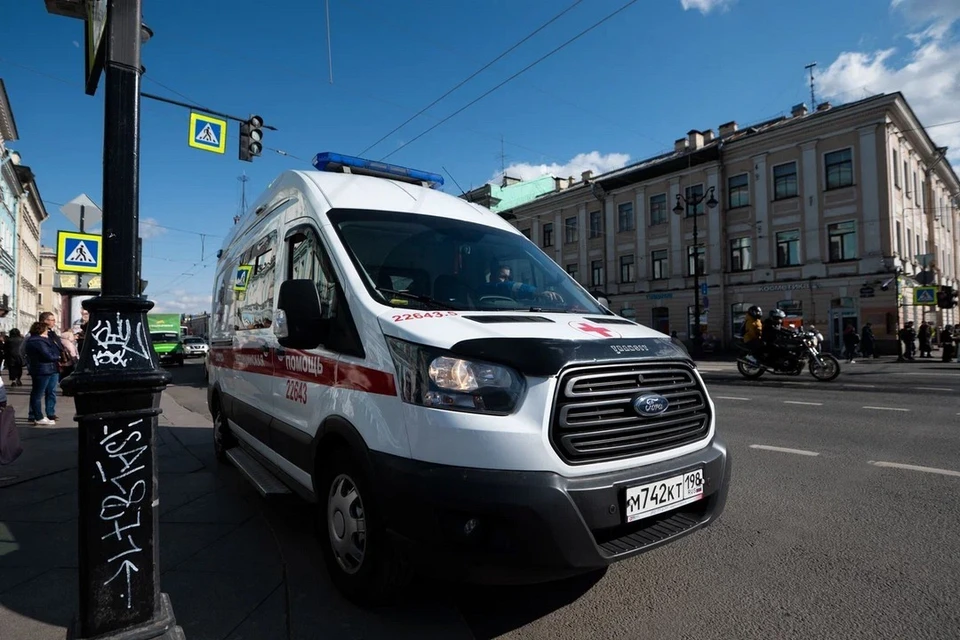 Шестерых несовершеннолетних увезли в больницу после ДТП с фурой в Ленобласти.