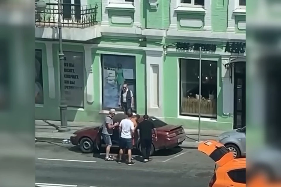 Из машины начали валить клубы черного дыма.