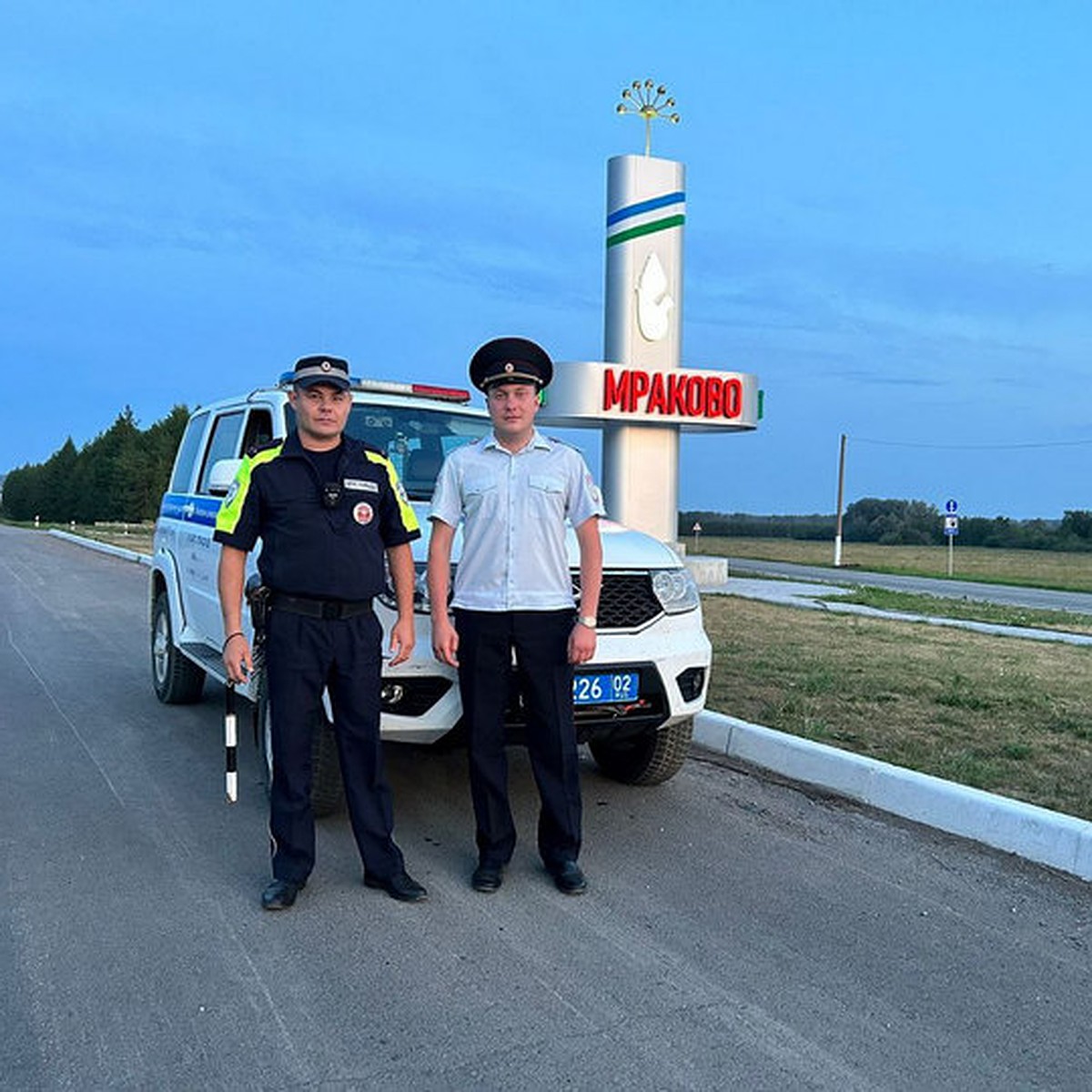 В Башкирии сотрудники ГИБДД помогли семейной паре с детьми, застрявшей на  трассе - KP.RU