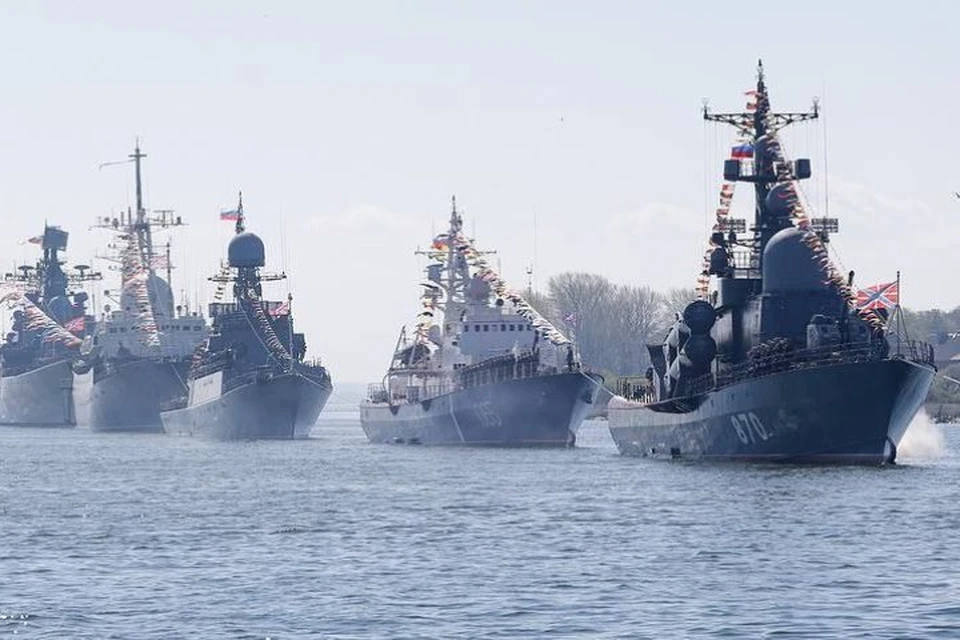 Губернатор опубликовал фото с военно-морского парада.