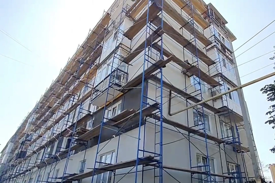 Жилой дом на улице Карапетяна в Снежном сдадут в эксплуатацию в сентябре 2023 года. Фото: кадр из видео Солнцев/ТГ