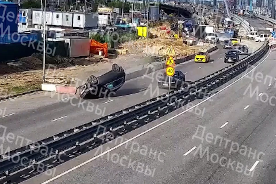 На Косинском шоссе в Москве автомобиль наехал на бордюр и перевернулся