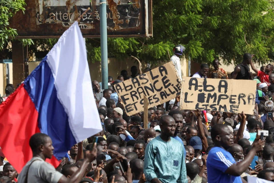 Жители столицы Нигера Ниамей вышли на улицы с российскими флагами.