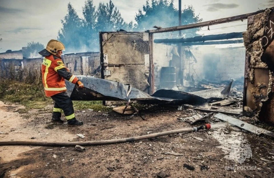 В Смоленске два человека госпитализировали после пожара в Миловидово. Фото: ГУ МЧС по Смоленской область.