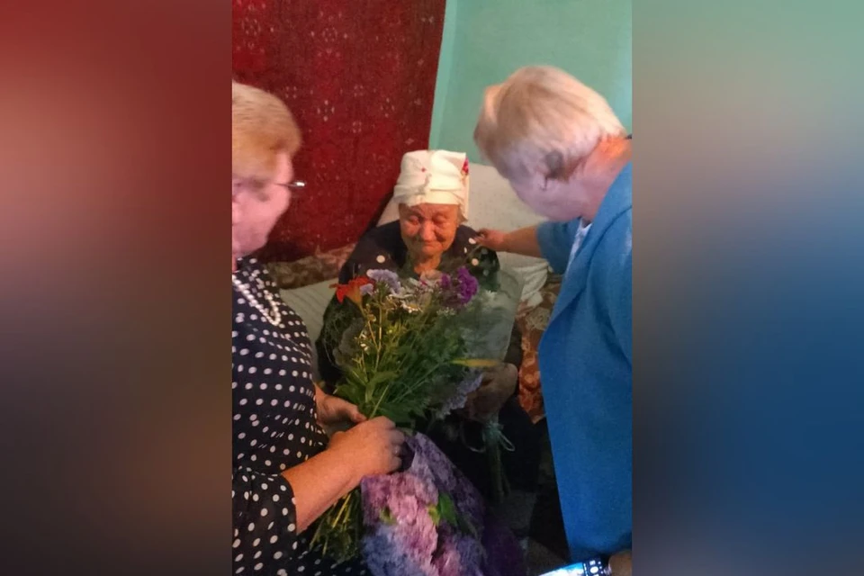 Сибирячке передали поздравительные открытки, а также вручили подарок и цветы. Фото: администрация Чулымского района