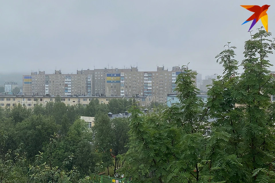 Северяне жалуются, что шлагбаум закрыт и приходится идти по лужам.
