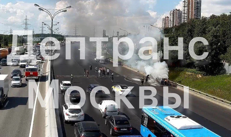 На месте происшествия работают оперативные службы города