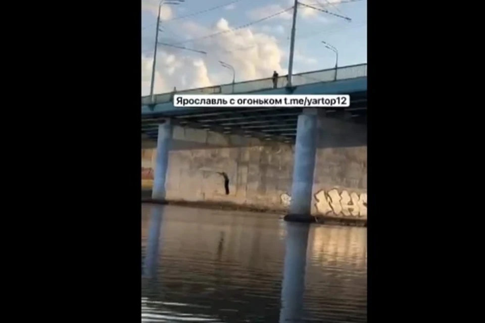 В Ярославле мужчина упал с моста в Которосль. ФОТО: скриншот из видео группы "Жесть Ярославль" ВКонтакте