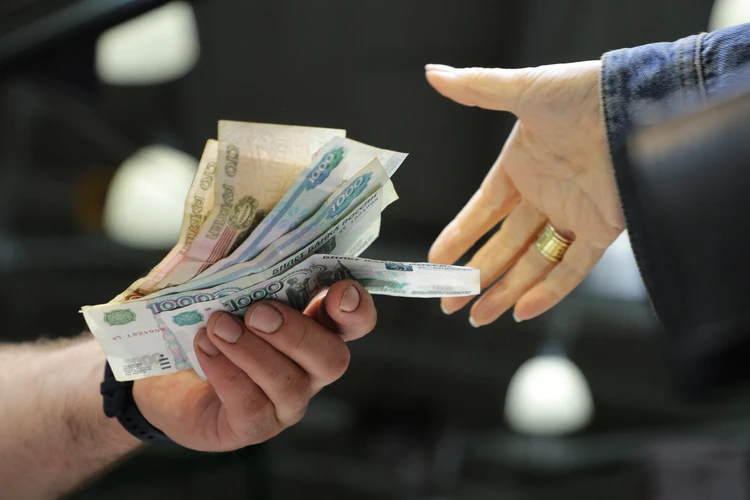 Август — самый трудный месяц для рубля: стоит ли ждать ослабления российской валюты
