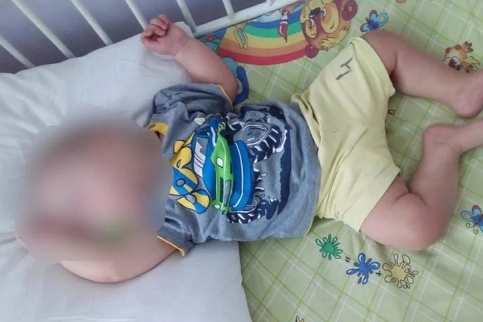 Мать бросила грудного ребенка в коляске под дождем