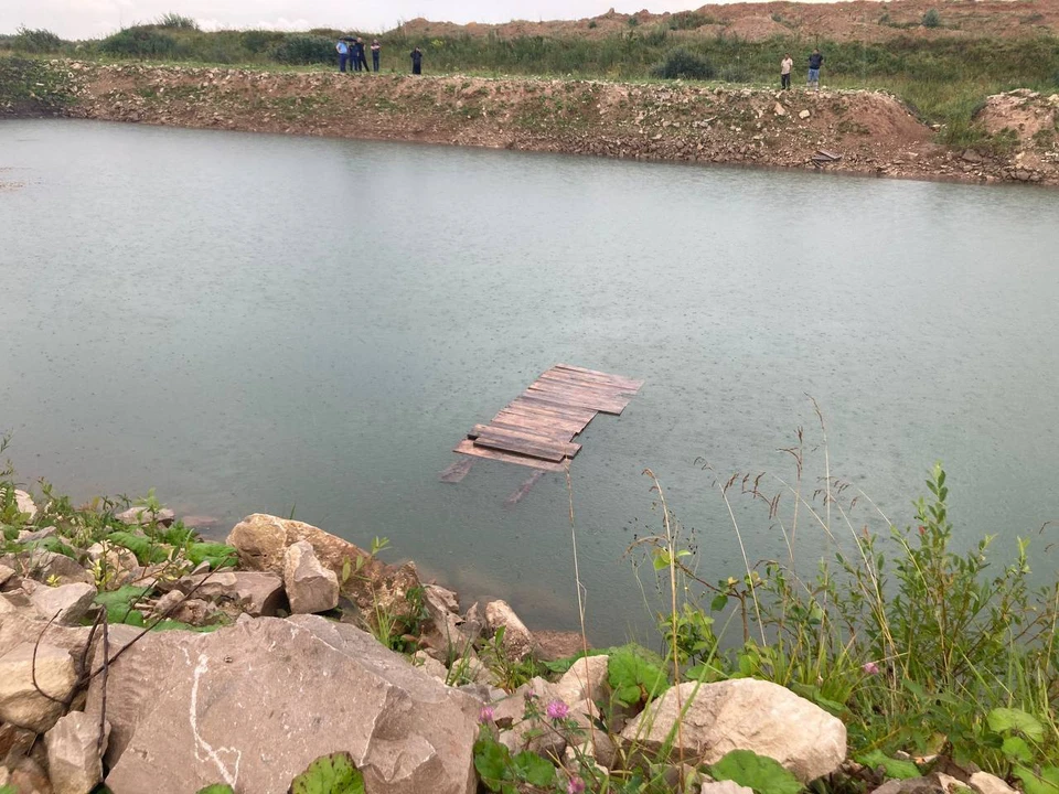 Девочка на местном водоеме