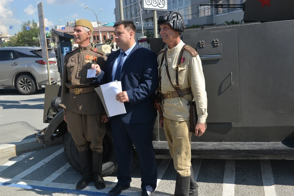 Роман Яковлев (в центре). Фото: Пресс-служба КПРФ Новосибирск