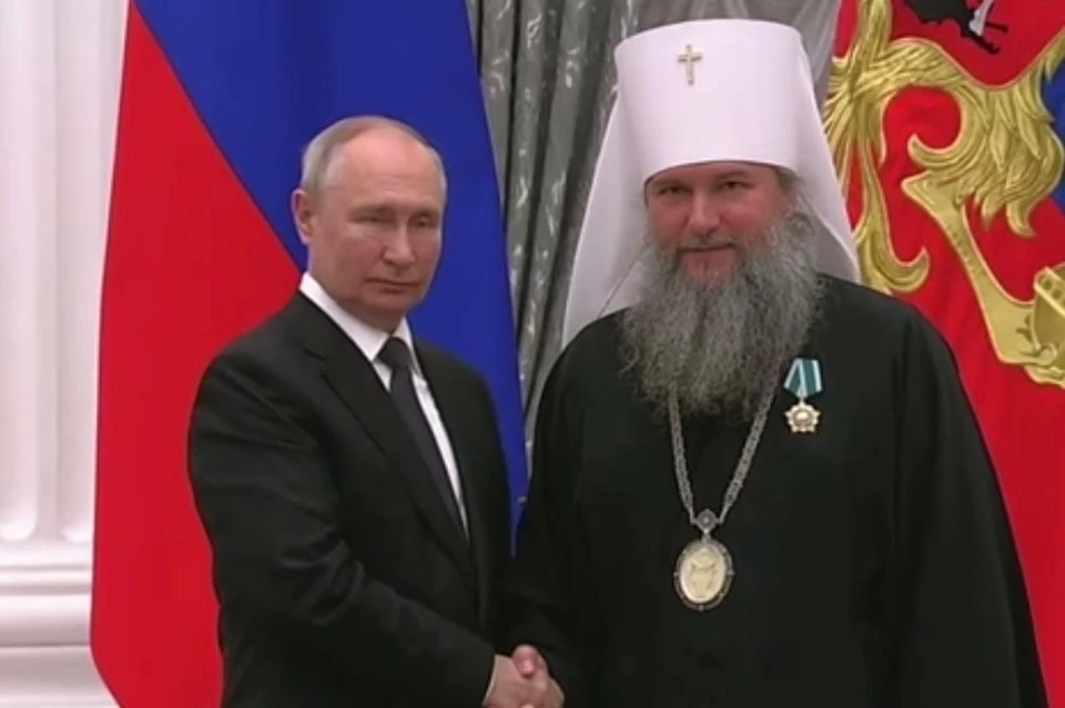 Владимир Путин вручил Евгению Кульбергу государственную награду. Фото: скрин трансляции из telegram-канала Кремля