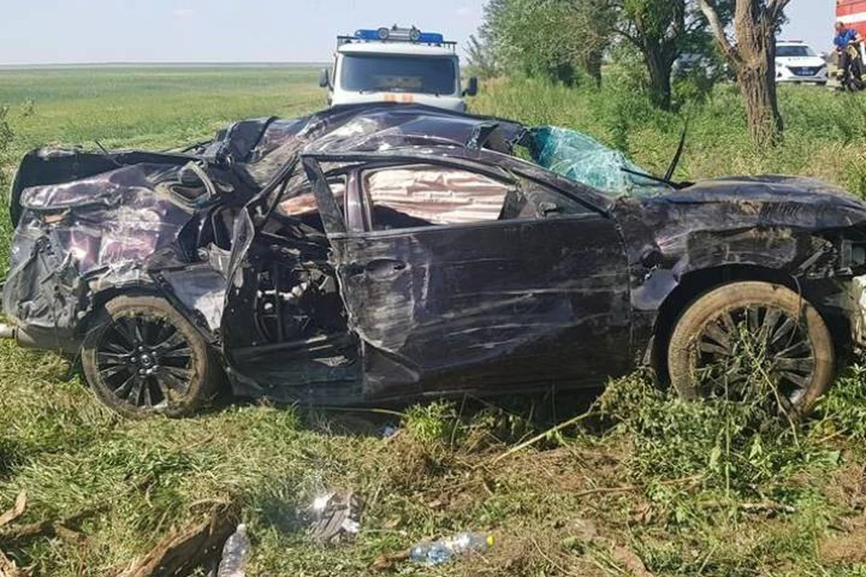 Машина вылетела в кювет и врезалась в дерево