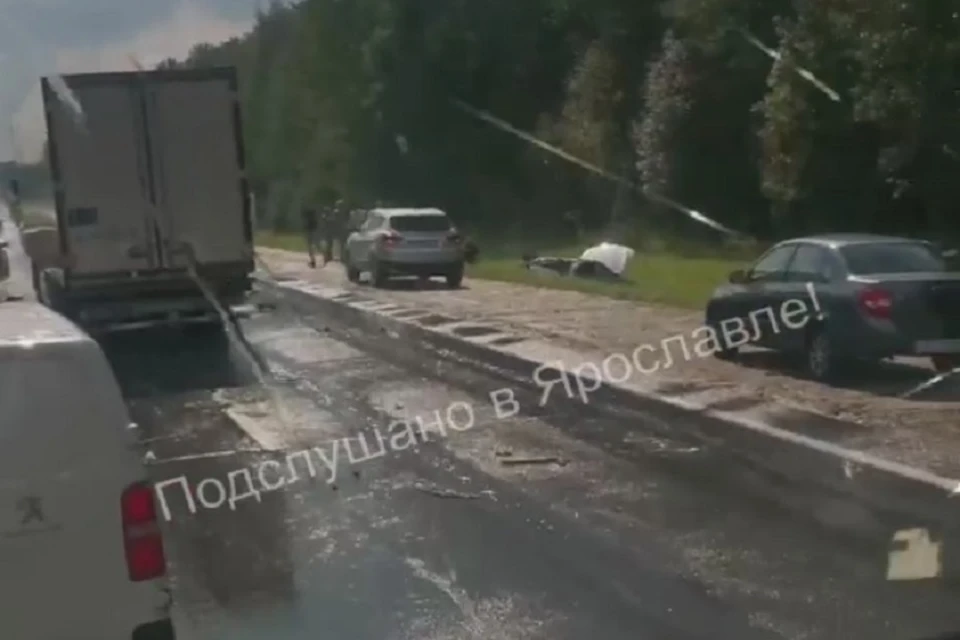 В аварии под Ярославлем погибли два человека. Скриншот с видео, группа "Подслушано в Ярославле" ВКонтакте