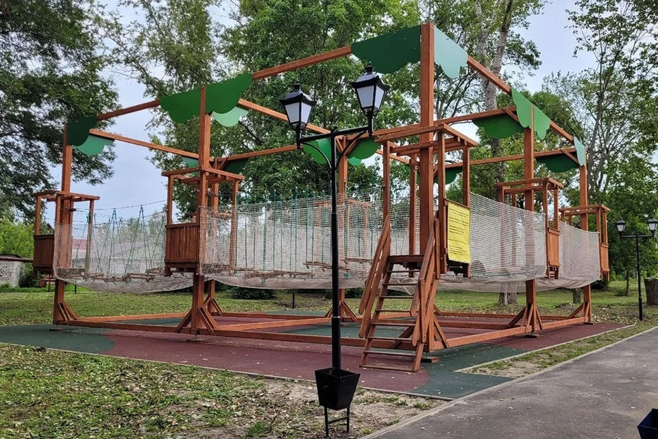 В Шацке благоустроили зону отдыха с тренажерами, подсвеченными арками и веревочным парком. Фото: издательство "Пресса".