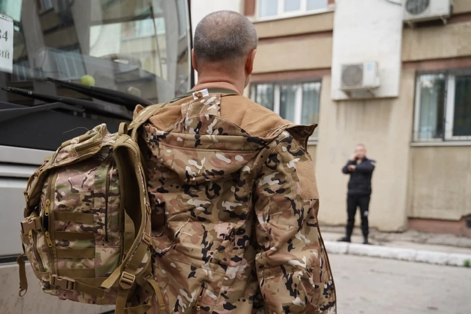 После тяжелой контузии из госпиталя на передовую его уже не пустили.