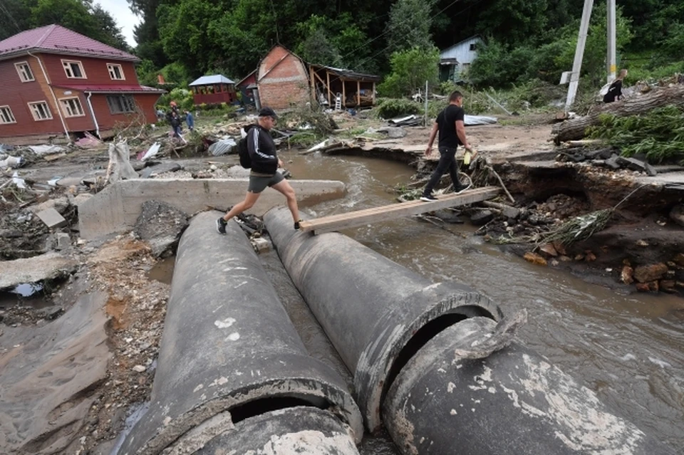 Трубу с водой прорвало в одном из районов Ростова