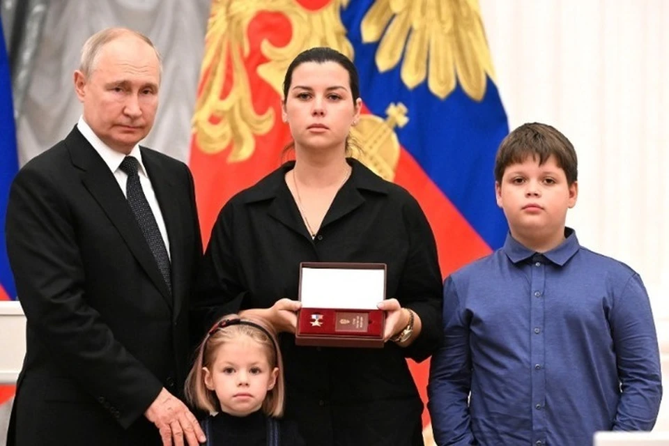 Вдова и дети комбрига получили звезду Героя России. ФОТО: Алексей Майшев, РИА «Новости»