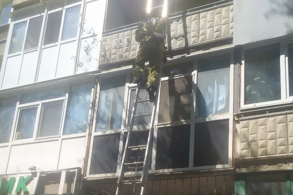 Луганские спасатели оказали помощь пожилой женщине и 5-летнему ребенку. Фото - ГУ МЧС России по ЛНР