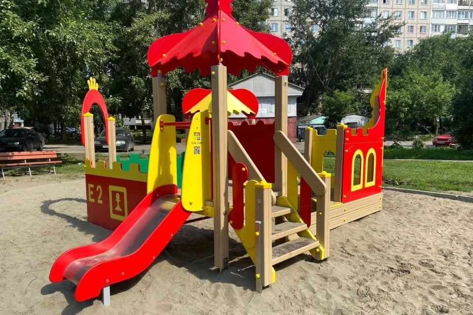 Для малышей установили игровой комплекс в виде домика с горкой