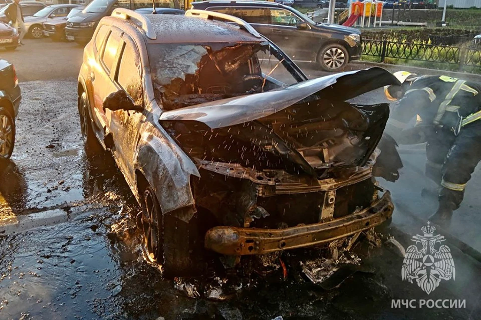 В ночь на 9 августа в Первомайском округе Мурманске тушили загоревшуюся машину. Фото: vk.com/mchs_murmansk