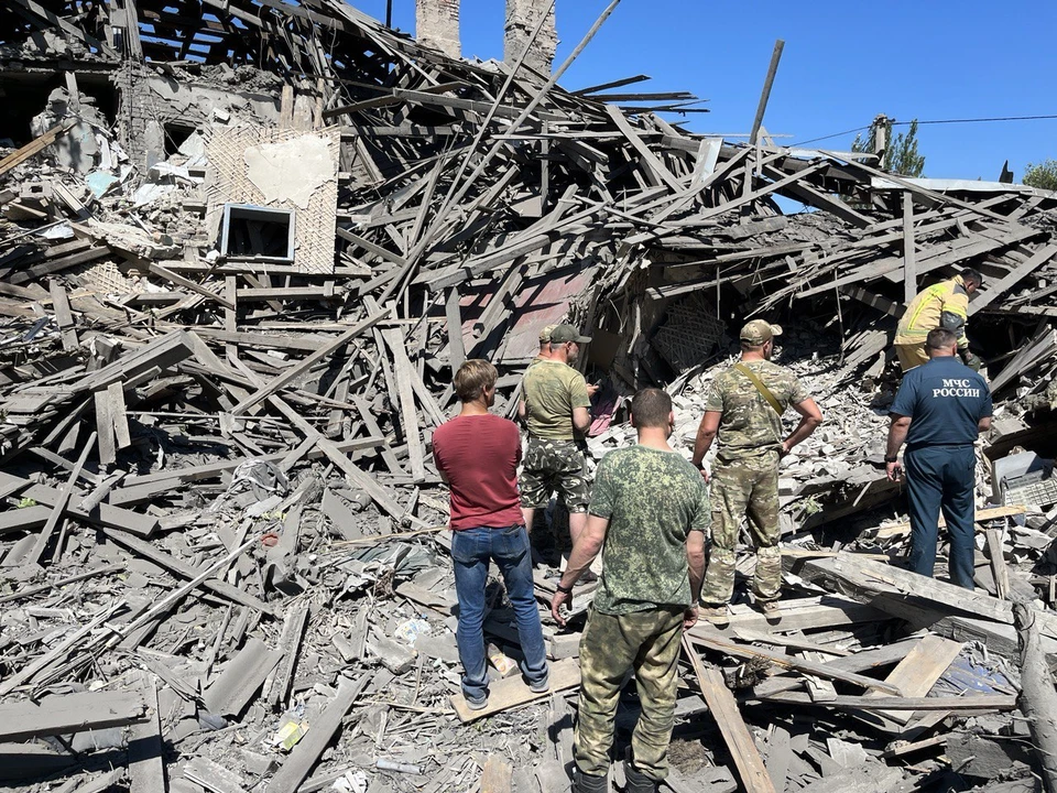 Спасатели разбирают завалы дома в Петровском районе Донецка