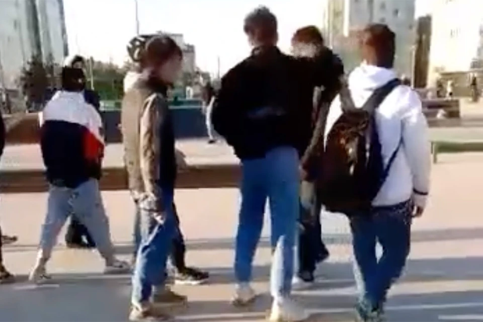 Подростки-мигранты угрожали школьникам пистолетом в Ленобласти. Фото: t.me/nocommentsrussia1703